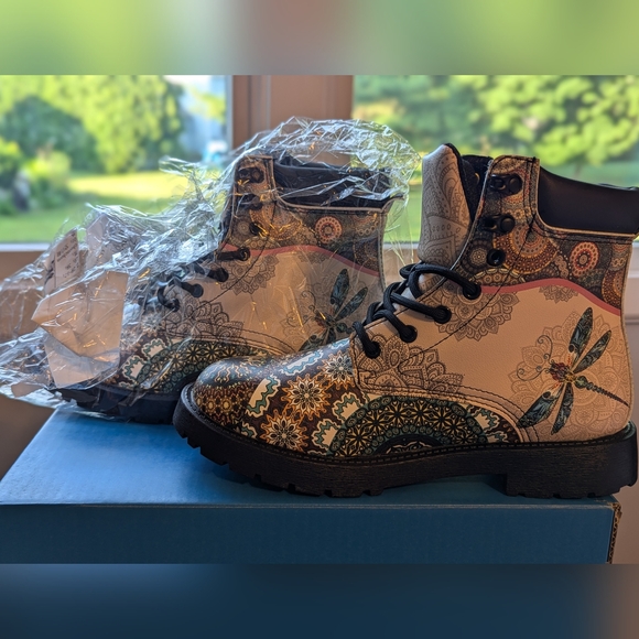 Boots - Picture 3 of 6